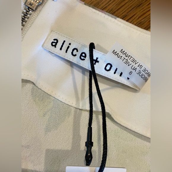 NWT Alice + Olivia Lorinda Clean Super High-Waist Ankle Pants in size 8 - Picture 4 of 9